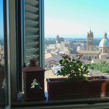 Casa Tipica Siciliana Patronale Home Bedandbreakfast Tremetrisoprailcielo Camere Con Vista, Colazione Interna In Terrazzo Panoramico Caltagirone Eksteriør billede