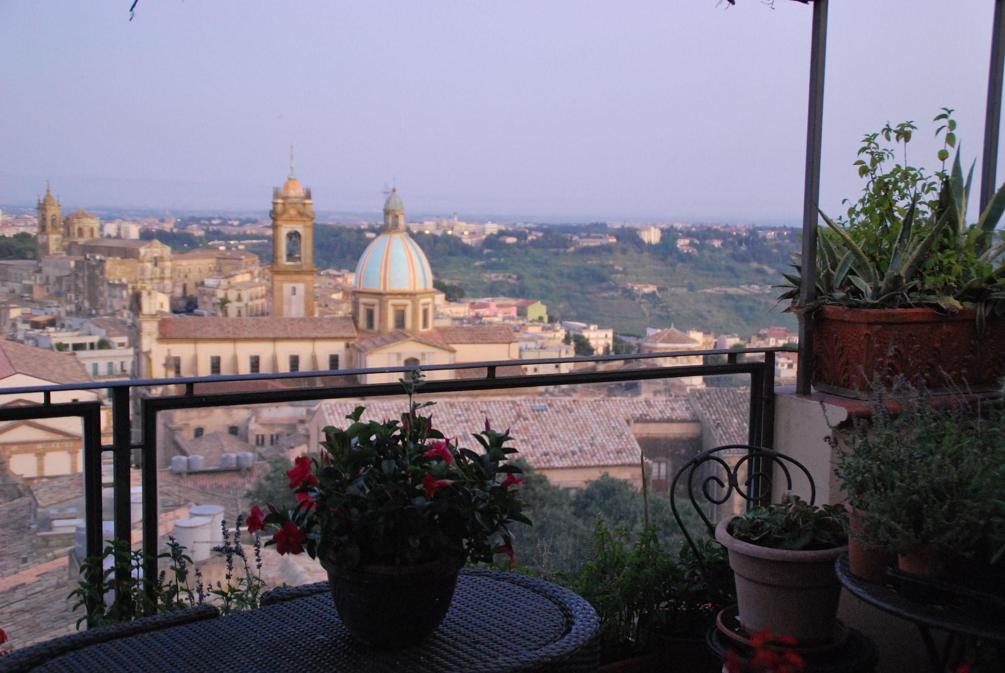 Casa Tipica Siciliana Patronale Home Bedandbreakfast Tremetrisoprailcielo Camere Con Vista, Colazione Interna In Terrazzo Panoramico Caltagirone Eksteriør billede