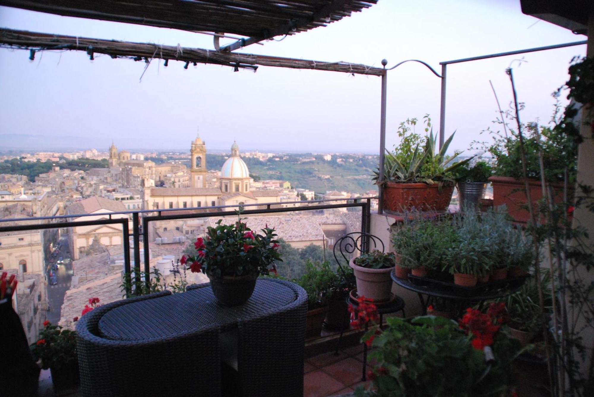 Casa Tipica Siciliana Patronale Home Bedandbreakfast Tremetrisoprailcielo Camere Con Vista, Colazione Interna In Terrazzo Panoramico Caltagirone Eksteriør billede