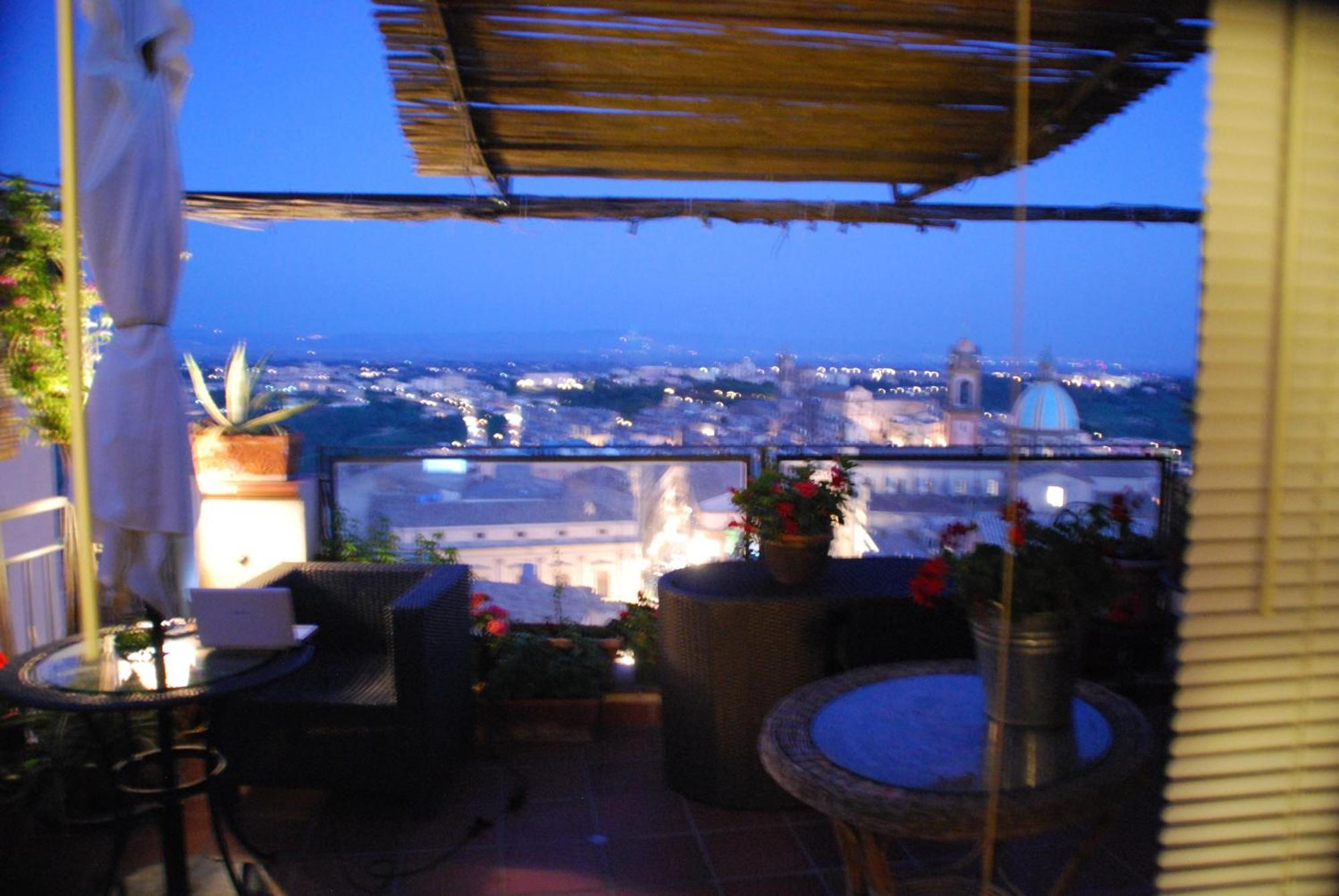 Casa Tipica Siciliana Patronale Home Bedandbreakfast Tremetrisoprailcielo Camere Con Vista, Colazione Interna In Terrazzo Panoramico Caltagirone Eksteriør billede