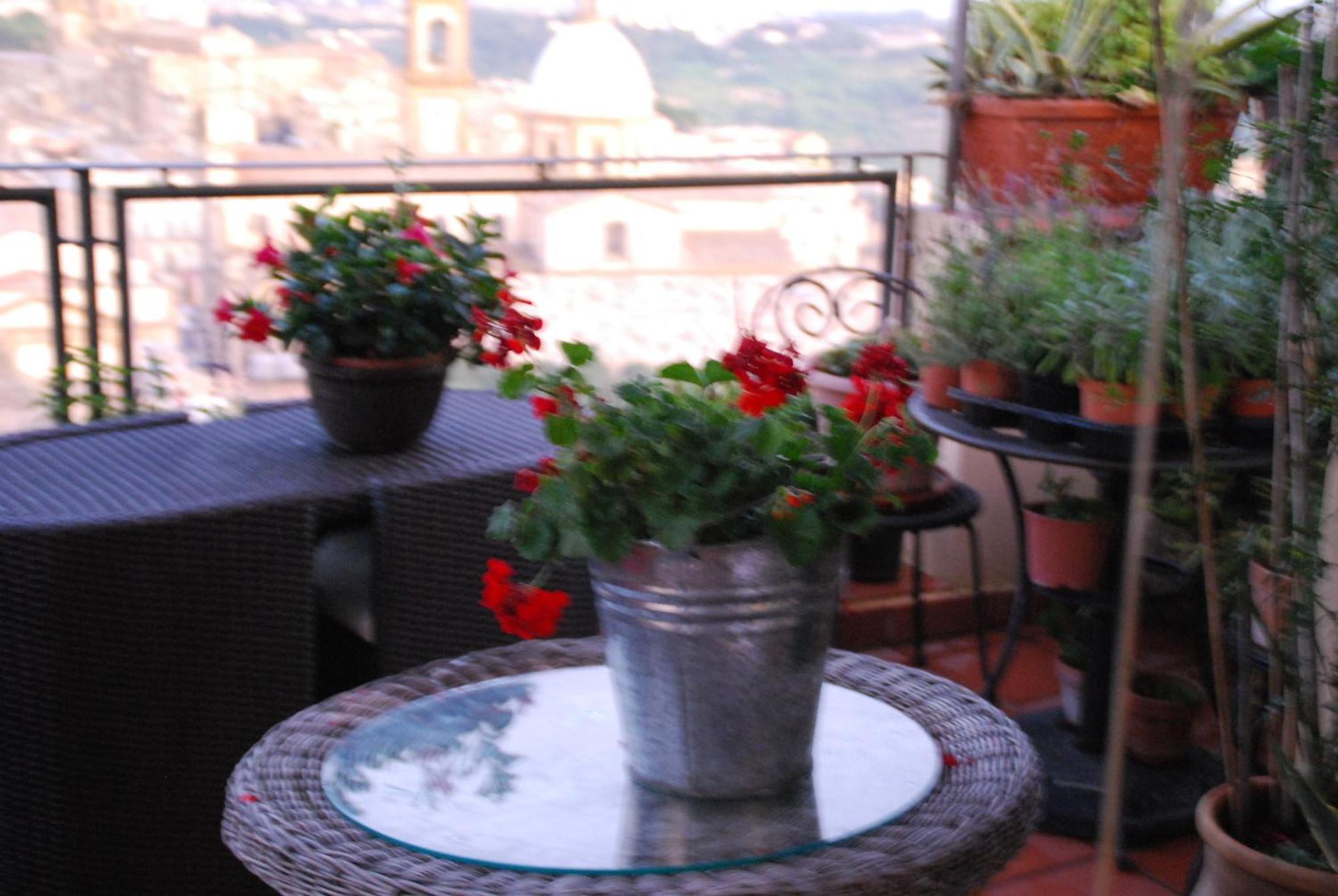 Casa Tipica Siciliana Patronale Home Bedandbreakfast Tremetrisoprailcielo Camere Con Vista, Colazione Interna In Terrazzo Panoramico Caltagirone Eksteriør billede