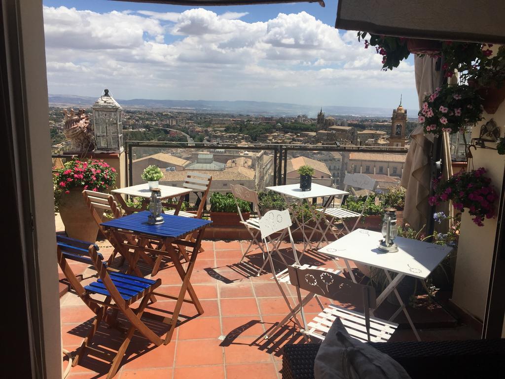 Casa Tipica Siciliana Patronale Home Bedandbreakfast Tremetrisoprailcielo Camere Con Vista, Colazione Interna In Terrazzo Panoramico Caltagirone Eksteriør billede