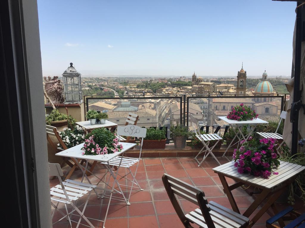 Casa Tipica Siciliana Patronale Home Bedandbreakfast Tremetrisoprailcielo Camere Con Vista, Colazione Interna In Terrazzo Panoramico Caltagirone Eksteriør billede