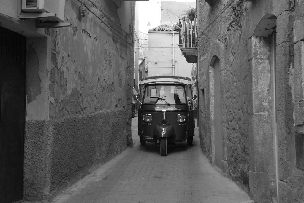 Casa Tipica Siciliana Patronale Home Bedandbreakfast Tremetrisoprailcielo Camere Con Vista, Colazione Interna In Terrazzo Panoramico Caltagirone Eksteriør billede