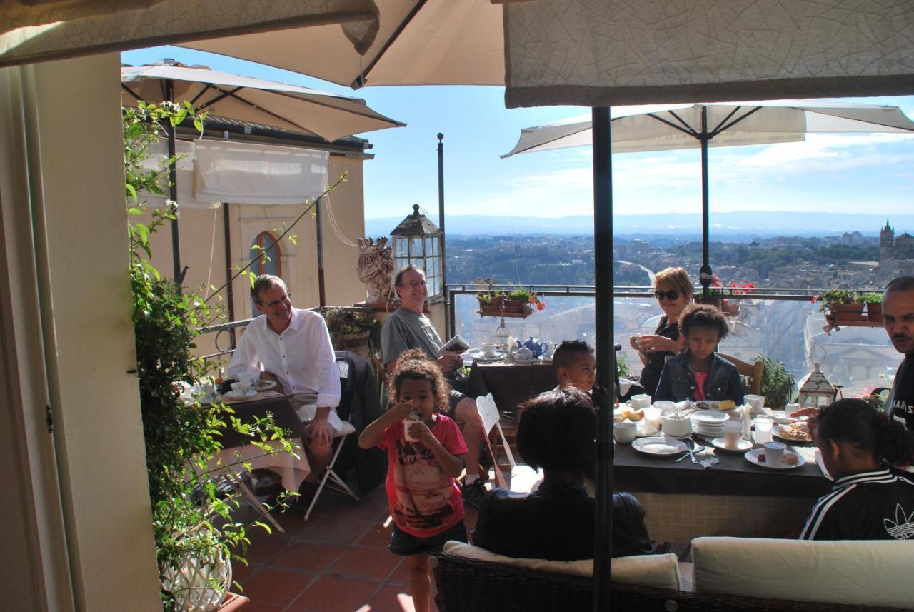 Casa Tipica Siciliana Patronale Home Bedandbreakfast Tremetrisoprailcielo Camere Con Vista, Colazione Interna In Terrazzo Panoramico Caltagirone Eksteriør billede