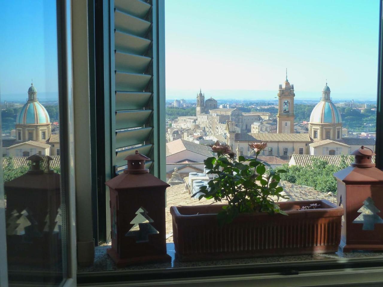 Casa Tipica Siciliana Patronale Home Bedandbreakfast Tremetrisoprailcielo Camere Con Vista, Colazione Interna In Terrazzo Panoramico Caltagirone Eksteriør billede
