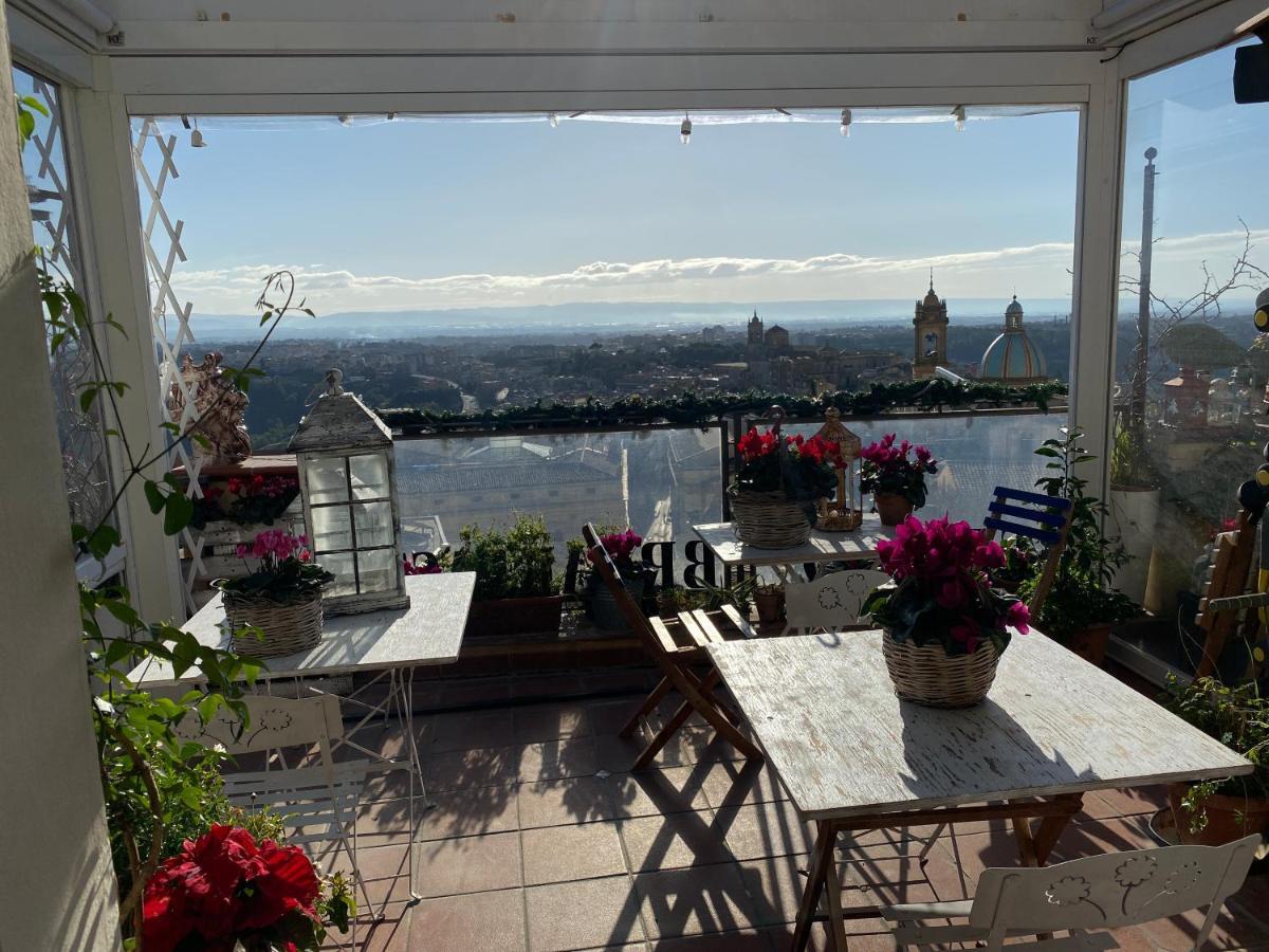 Casa Tipica Siciliana Patronale Home Bedandbreakfast Tremetrisoprailcielo Camere Con Vista, Colazione Interna In Terrazzo Panoramico Caltagirone Eksteriør billede