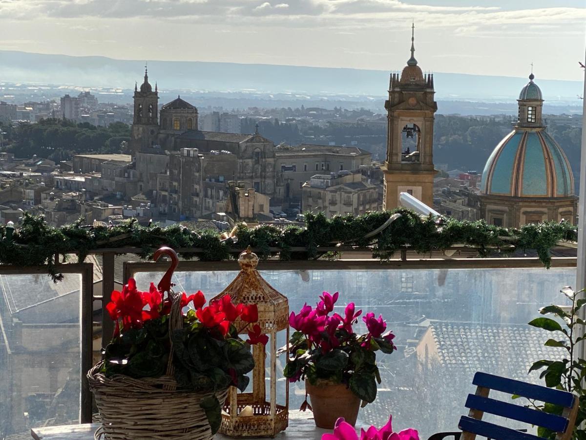 Casa Tipica Siciliana Patronale Home Bedandbreakfast Tremetrisoprailcielo Camere Con Vista, Colazione Interna In Terrazzo Panoramico Caltagirone Eksteriør billede